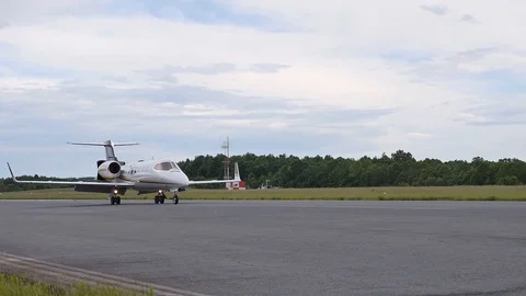 Lear Jet landing with HQ audio HD Stock-Footage 101527625