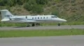 Learjet 31A taxis down runway to takeoff point and flies away - series - 2 Vídeos en HD
