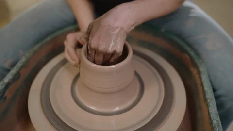 Learn the art of shaping clay on a pottery wheel at a local studio Vídeos de archivo 319989355