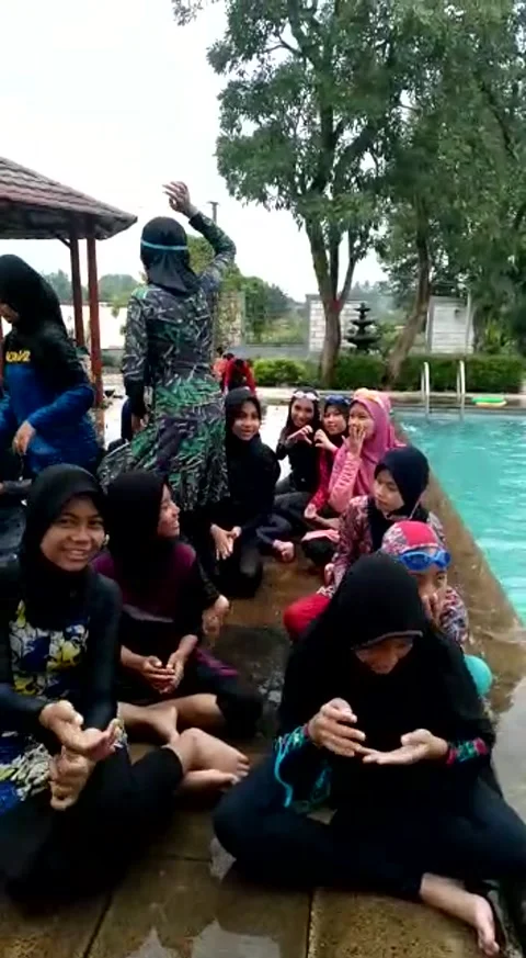 Learn basic swimming Video stock 235870552