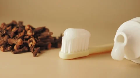 Learn to combine clove with toothpaste for good oral health Vídeos de archivo 334764573