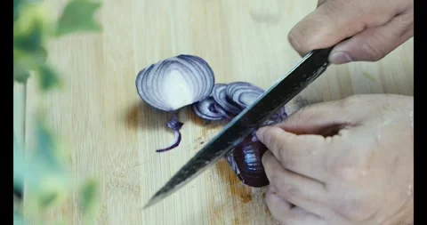 Learn how to expertly slice small onions with precision in this step by ste.. 動画素材 281689398