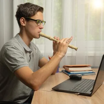 Learn to play the flute or pipe online. Playing wind instruments. Remote musi Foto stock