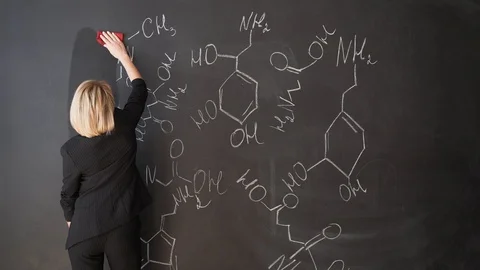Learn science or chemistry formula confident beautiful woman teacher chalk Vídeo Stock 91200416