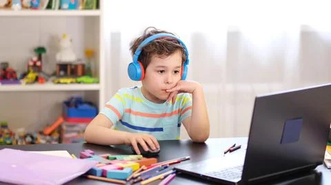 Learn on your schedule. Distance learning online education. A schoolboy boy Foto stock