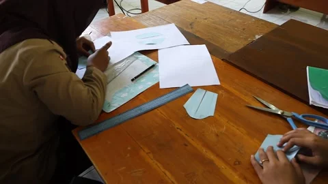 The learning atmosphere in the classroom . Vídeo Stock 243626943