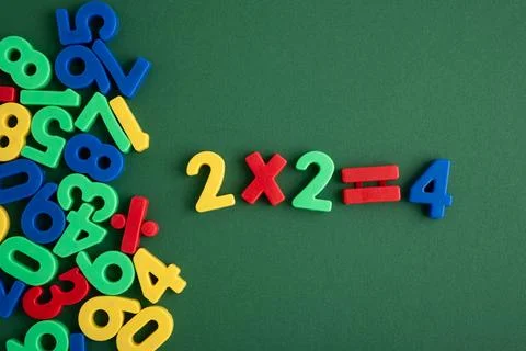 Learning basic multiplication with colorful plastic numbers Stockfoto's