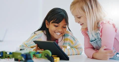 Learning, children and tablet in robotics classroom for engineering, science and 스톡 사진