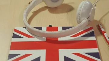Learning english courses logo concept with british flag and headphones. English Vidéo 85579634