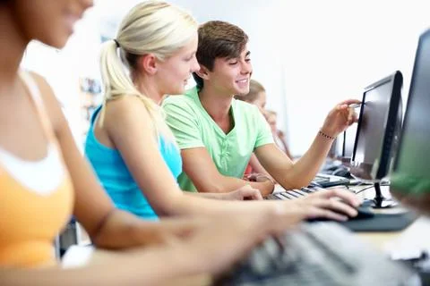 Learning, friends and teens with computer at high school for knowledge, ass.. 库存照片