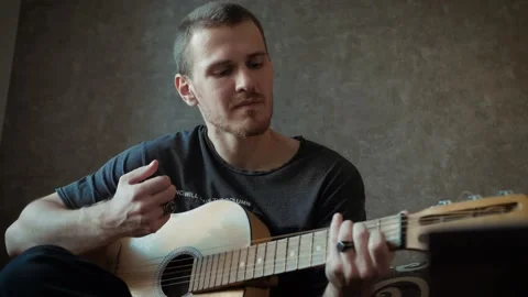 Learning Guitar Close-Up Видео 169692138