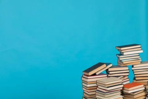 Learning library science stack of books on a blue background Foto stock