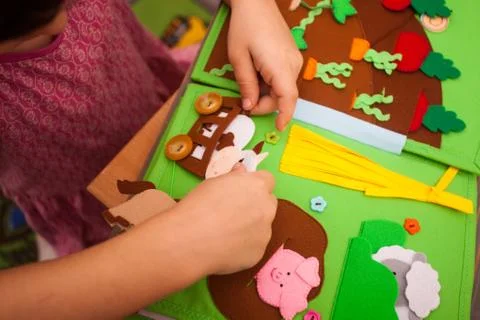 Learning numbers and animals using a quiet book Foto stock