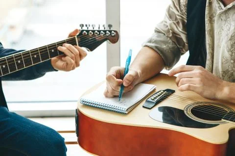 Learning to play the guitar 库存照片