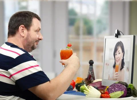 Learning to prepare a delicious smoothie 库存照片