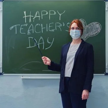 Learning problems concept during quarantine coronavirus. Young woman in a med Foto stock