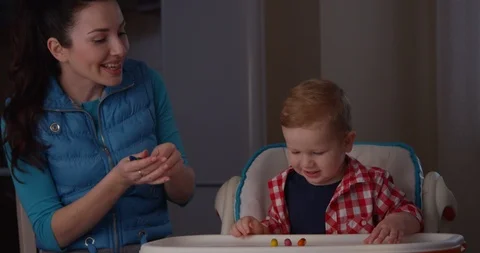 Learning Process of Mother Trying to Teach her Child to Count with Fingers Video stock 101365500