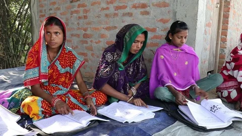 Learning to Read in Nepal Vídeos de archivo 73421691