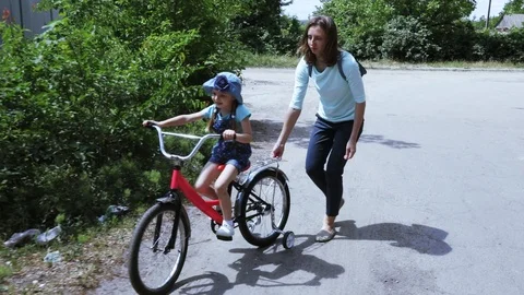 Learning to ride a bike 스톡 동영상 123070302