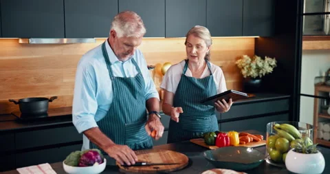 Learning, senior couple or cooking on tablet for recipe method, dinner tutorial Vídeo Stock 301334519