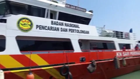 At least 5 dead and more than 40 missing after ferry fire in Indonesia, Java Ori Vídeos de archivo 341278548