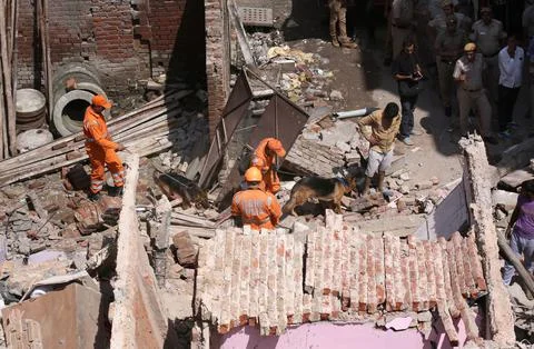 At least five killed in a building Collapse in New Delhi, India - 26 Sep 2018 Fotos de archivo
