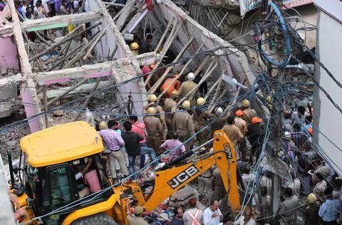 At least five killed in a building Collapse in New Delhi, India - 26 Sep 2018 Fotos de archivo