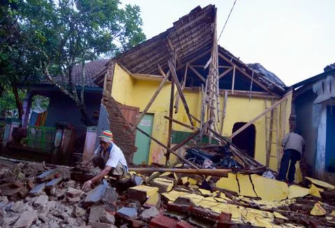 At least two dead in Java Island earthquake, Tasikmalaya, Indonesia - 16 Dec 201 Fotos de archivo