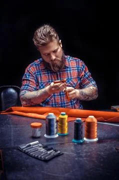 Leather Artisan working with leather using crafting tools in the tanning shop Foto stock