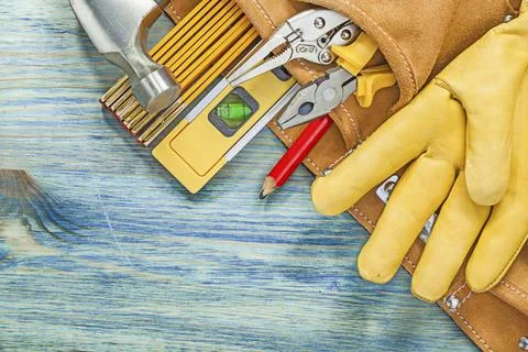 Leather construction belt with working tools on wooden board maintenance concept Foto stock