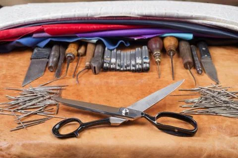 Leather craft tools on a leather background. Craftsman work desk Foto stock
