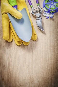 Leather gloves hand shovel sharp secateurs soft tie on wooden board gardening 스톡 사진