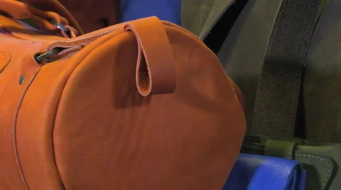 Leather goods craftsman at work in his workshop Video stock 59100108