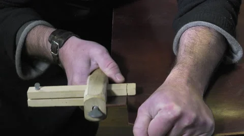 Leather goods craftsman at work in his workshop Video stock 59101469