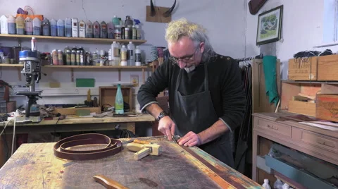 Leather goods craftsman at work in his workshop Video stock 59102935