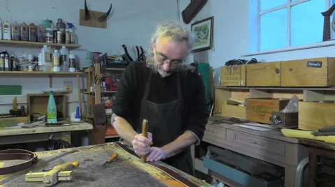 Leather goods craftsman at work in his workshop Video stock 59104266