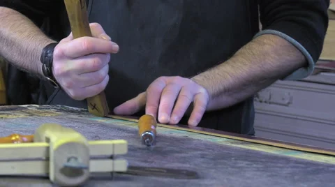 Leather goods craftsman at work in his workshop Video stock 59104953