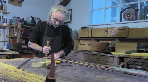 Leather goods craftsman at work in his workshop Video stock 59105448