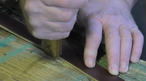 Leather goods craftsman at work in his workshop Video stock 59105846