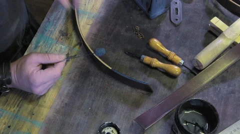 Leather goods craftsman at work in his workshop Video stock 59106104