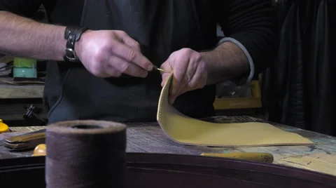 Leather goods craftsman at work in his workshop Stock-Footage 59107716