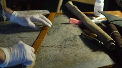 Leather handbag craftsman at work in a workshop Stock-Footage 71390031