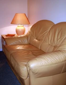 Leather sofa with lamp on a table Foto stock
