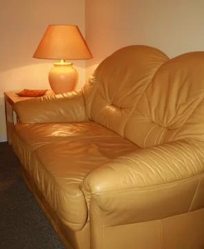 Leather sofa with lamp on a table Stock-Fotos