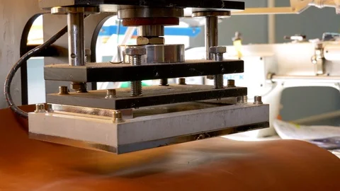 Leather stamp press go down Stockbeeldmateriaal 118135221