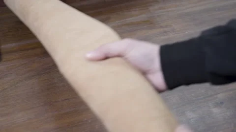 Leather working workshop, man stretches and caresses the leather on a work table Vidéo 132340295