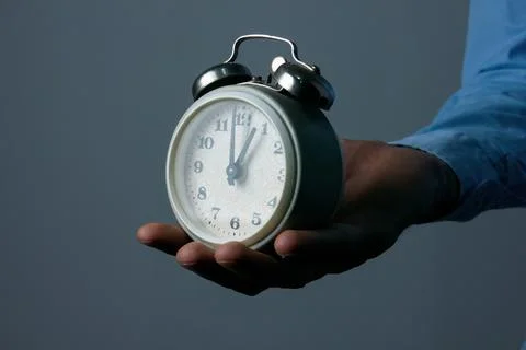 Leaving concept, clock breaks into pieces Foto stock