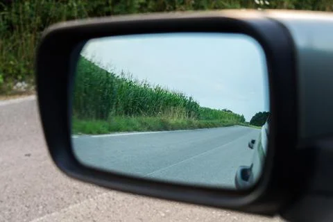 Leaving the corn field, the reflection in the car rear-view mirror Foto stock