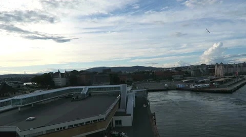 Leaving the harbor of Oslo with nice view on city Vídeo Stock 66363052