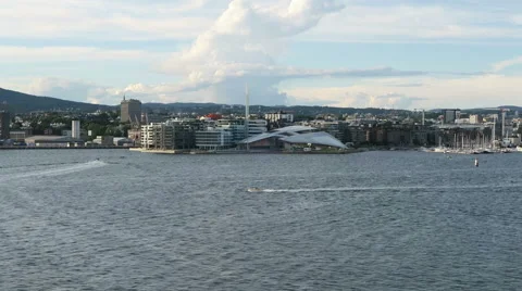 Leaving the harbor of Oslo with nice view on cityscape Vídeo Stock 66364083